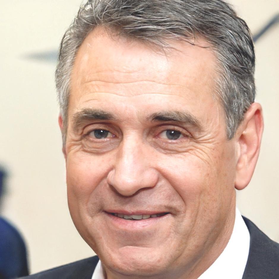Dr. Roberto Martínez, Mentor Senior